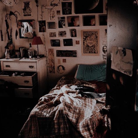 Weasley Bedroom, Slater Aesthetic, Square Pic, Weasley Aesthetic, Blue Sargent, Jake Johnson, Harry Potter Icons, Hogwarts Aesthetic, Fred Weasley