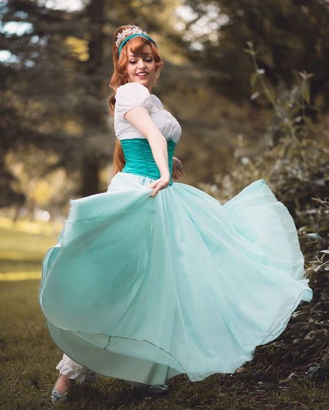 Animated Movie Posters, Disney Princess Cosplay, Cartoon Cosplay, Disney Animated Movies, Princess Cosplay, Disney Costumes, Amazing Cosplay, Cute Cosplay, A Skirt