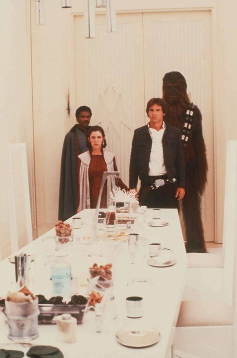 Han, Leia and Chewbacca get a dinner surprise from Star Wars: The Empire Strikes Back (1980) Dark Vader, Han And Leia, Dark Vador, Cloud City, Star Wars Trilogy, Empire Strikes Back, Star Wars Empire, Star Wars Wallpaper, The Empire Strikes Back