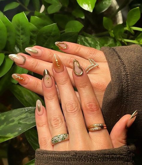 Chrome nails, nail inspo, chrome gold nails. Natural Gold Nails, Earthy Nails Designs Almond, Earthy Almond Nails, Summer Gold Nails, Gold On Nails, Neutral Aura Nails, Gold Goddess Nails, Metallic Gold Nail Designs, Gold Abstract Nails