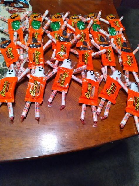 Reeses Peanut Butter cups, Smarties and Halloween character lollipops Halloween Candy Ideas To Pass Out, Halloween Grams, Candy People, Halloween Classroom Treats, Dulces Halloween, Halloween School Treats, Easy Thanksgiving Crafts, Reeses Cups, Classroom Treats