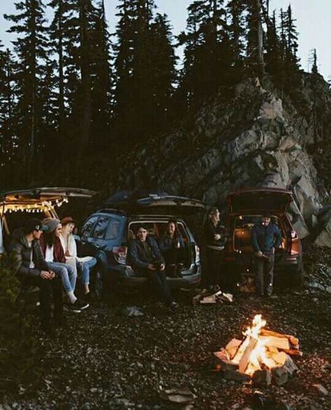 El titulo bien lo dice ;v #fantasía # Fantasía # amreading # books # wattpad Sitting Around A Campfire, Camping Places, Festival Camping, Beach House Style, Camping Outfits, Group Of People, Summer Bucket Lists, Summer Bucket, Camping Life