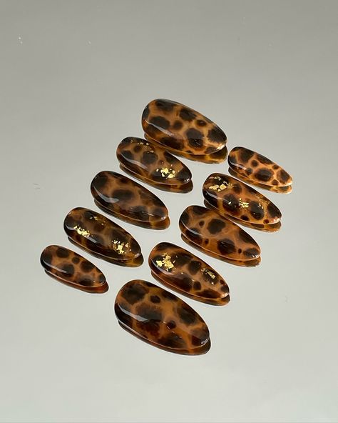 Golden Tortoise🐢🍂✨ When I think about autumn nails, the tortoiseshell pattern is such a seasonal must-have! These medium-length almond-shaped nails capture the rich, earthy tones of fall with the classic tortoiseshell pattern, while delicate hints of gold foil add just the right touch of elegance✨ These nails are the perfect staple accessory to elevate your autumn look🤎 • • • #custompressonnails #pressonnails #tortoise #tortoisenails #autumnnails #autumn #fall #fallnails #gold #brown #almon... Tortoiseshell Nails, Shaped Nails, Autumn Look, Almond Shaped, Autumn Nails, Fall Looks, Earthy Tones, Autumn Fall, Tortoise Shell