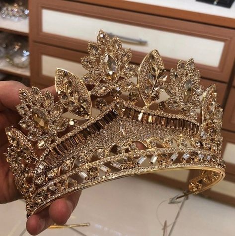 Quinceanera Crowns Gold, Gold Quinceanera Theme, Sweet 16 Crowns, Quince Crowns, Quinceanera Necklace, Quince Crown, Beauty And The Beast Quince, Quinceanera Accessories, Quinceanera Dresses Gold