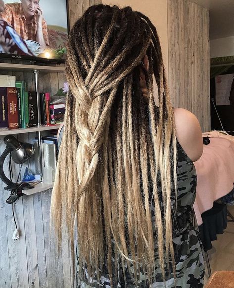 Balayage Dreadlocks, Dreads Women, Ombré Blonde, Bob Haircut Tutorial, Female Dreads, Weird Haircuts, Brown Dreads, Ombre Dreadlocks, Dread Hair