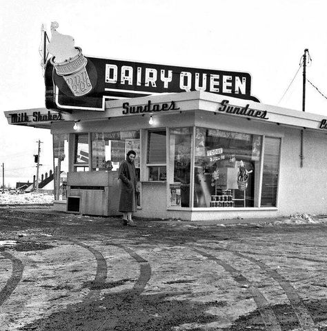 Original Photo of a 1950's DAIRY QUEEN Drive-in. Ice Cream Restaurant, Joliet Illinois, Alien Artwork, Black Light Posters, Cozy Dog, Ho Trains, Queen Photos, Dairy Queen, Digital Art Beginner