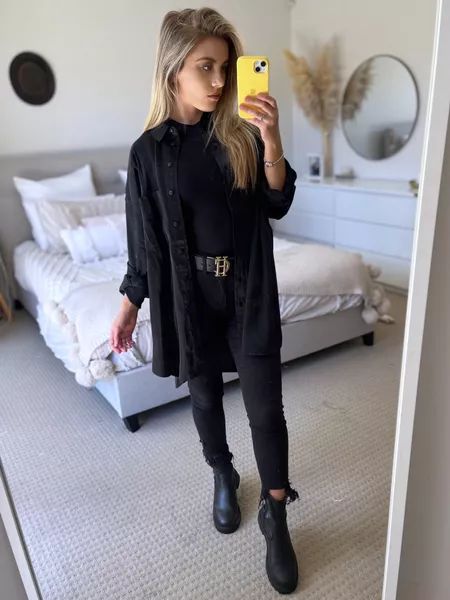 Topshop Jamie skinny jeans with … curated on LTK Hairdresser Outfit, Holland And Cooper, Dresser Black, Black Outfits, All Black Everything, Hair Dresser, Fashion Hacks Clothes, Simple Style, Pretty Outfits