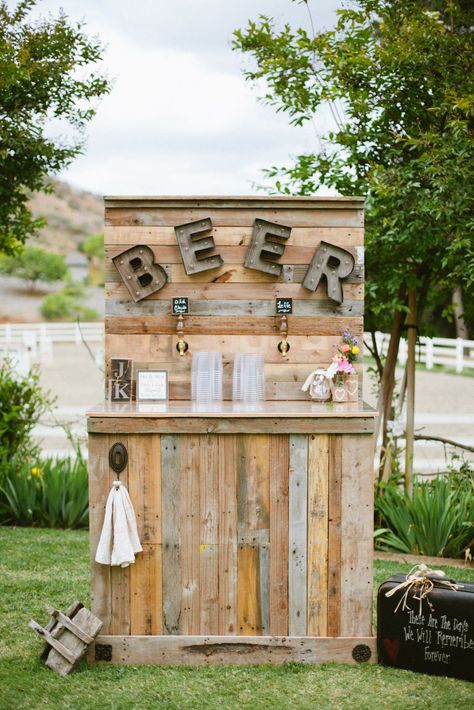 Serve-yourself stations are popping up at weddings everywhere, but especially at rustic celebrations—likely due to the recent rise of the craft beer scene. Beer Bar Wedding, Beer Station, Beer Wedding, Indie Wedding, Country Weddings, Beer Bar, Wedding Bar, Outdoor Bar, Pallet Wood