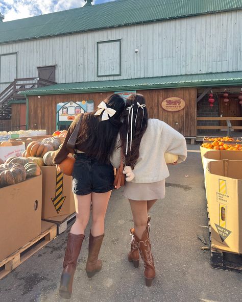 This is your sign to grab your bestie and go to the pumpkin patch🎃 . . . . Fall inspired, Pinterest inspired, Pinterest, Pinterest aesthetic, fall inspo, fashion inspo, pumpkin patch aesthetic, pose inspiration, everyday outfit, explore page, girly, feminine style, everyday style, cowboy boots, coquette content, content inspo, Toronto blogger, Toronto influencer, ootd Pumpkin Patch Aesthetic, Patch Aesthetic, Style Cowboy Boots, Cowboy Boot Outfits, Aesthetic Pose, Trends 2025, Pose Inspiration, Aesthetic Fall, Fall Inspo