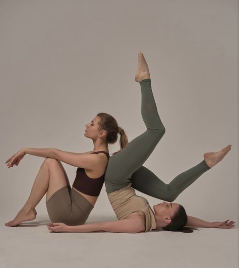 Yoga Duet Poses, 2 People Dance Poses, Modern Dance Partnering, Contemporary Duet Dance Poses, Partner Dance Photography, 2 Person Dance Poses, Sister Dance Poses, Dance Photoshoot Poses Outdoor, Duo Dance Poses For Pictures