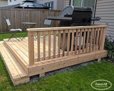 Front Porch Railing Ideas Farmhouse Wood, Wood Post Front Porch, Deck Railing Ideas Wood, Cedar Deck Railing, Fence Railing Ideas, Deck Railing Design Wood, Wood Railing Ideas, Wooden Deck Railing Ideas, Simple Deck Railing