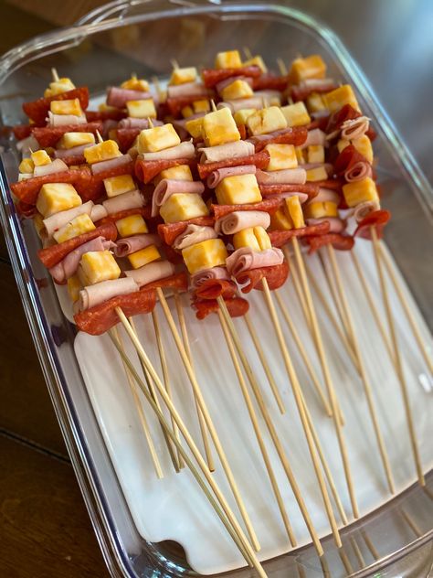 Snacks On Sticks, Food Ideas For Bday Party, Finger Foods Sandwiches, Cute Finger Food Ideas, Diy Birthday Snacks, Finger Foods For Birthday Party Kids, Food To Serve At 1st Birthday Party, Gender Reveal Ideas For Party Food Bbq, Charcuterie On Sticks