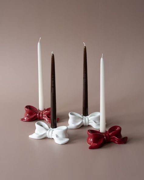 Candles Holders Ideas, Christmas Ceramic Candle Holders, Diy Advent Candle Centerpiece, Christmas Clay Candle Holders, Bow Candle Holder, Ceramic Candlestick Holders, Pottery Candle Holders, Red Home Accessories, Coffee Mug Crafts