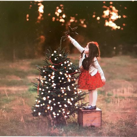 Family Pictures With Christmas Tree, Fire Pit Photoshoot Christmas, Christmas Photography Ideas Outdoor, Field Christmas Pictures, Christmas Set Up Photography Outdoors, Outdoor Christmas Pictures Kids, Toddler Christmas Pictures Outdoor, Outside Christmas Photoshoot Ideas, Christmas Forest Photoshoot