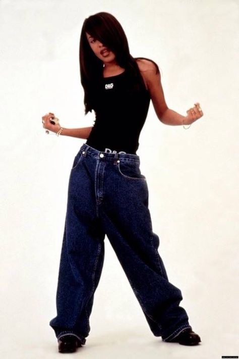 Aaliyah Aaliyah Style 00s, Aaliyah Stage Outfits, Aaliyah Style 90s Outfits, Aaliyah Outfits 2000s, Aaliyah Icons, Aaliyah Style 90s, 90s Outfit Party Hip Hop, Aaliyah Outfits, 90s Outfits Party