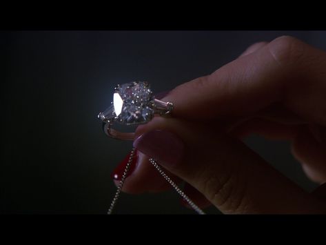 Blair Waldorf's engagement ring... Don't mind if I do(: Chuck Y Blair, Harry Winston Ring, Chuck And Blair, Couple Wedding Rings, Gossip Girl Fashion, Chuck Bass, Celebrity Engagement Rings, Harry Winston, Blair Waldorf