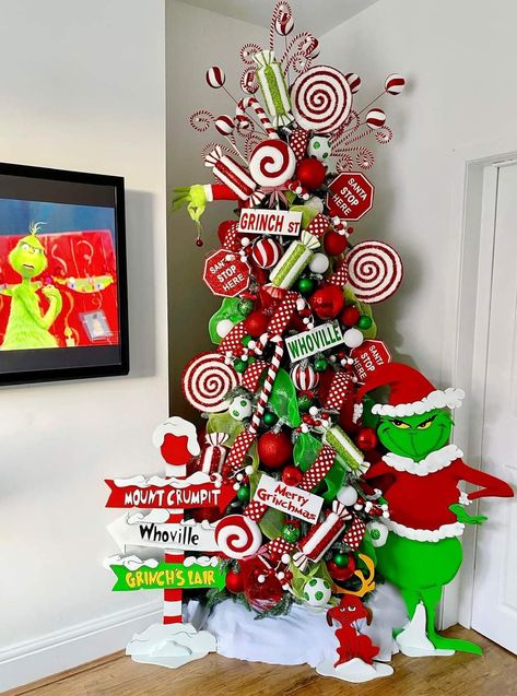 Immagini Grinch, Whoville Christmas Decorations, Grinch Decorations, Grinch Trees, Grinch Christmas Party, Whoville Christmas, Grinch Christmas Tree, Christmas Cutouts, Grinch Christmas Decorations