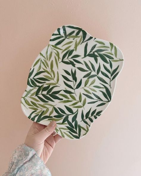 Leafy Pottery Painting, Leaves Pottery Painting, Sage Green Pottery Painting, Leaf Pottery Painting, Green Pottery Painting Ideas, Pottery Painting Ideas Green, Green Pottery Painting, Pottery Painting Green, Clay Cafe