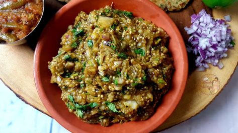 Hello Foodies,             This roasted, oil-free, vegan, and vegetarian eggplant recipe is my absolute favorite dish to eat with Masala bh... Indian Eggplant Curry, Vegetarian Eggplant Recipes, Indian Eggplant, Eggplant Curry, Vegetable Dips, Best Time To Eat, Eggplant Recipe, Grilled Peppers, Eggplant Dishes