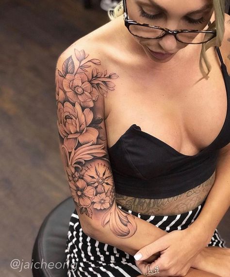 Tatuaje: Tatuaje Manga de Flores y Brújula por Jai Cheong - Tatuajes para Mujeres Realism Feminine Tattoo, Girly Sleeve Tattoo, Unique Half Sleeve Tattoos, Feminine Tattoo Sleeves, Tattoos For Women Half Sleeve, Inspiration Tattoos, Floral Tattoo Sleeve, Forearm Tattoo Women, Dope Tattoos For Women