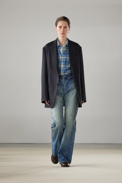 Auralee Fall 2024 Menswear Fashion Show | Vogue 2024 Menswear, Paris Fashion Week Runway, Color Cafe, Extra Long Sleeves, Fashion Week Runway, Menswear Fashion, 가을 패션, Tailored Jacket, Knit Shirt