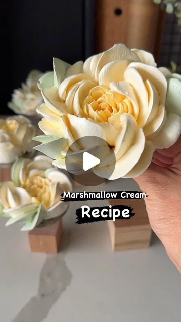 How To Frost Flowers On A Cake, Piped Marshmallow Recipe, Marshmallow Flowers Recipe, Cake Decorating Techniques Flowers, Zefir Marshmallow Flowers Recipe, Zefir Marshmallow Flowers, Meringue Flowers, Flower Piping Techniques, Cupcakes With Flowers