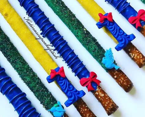 Snow White Chocolate Covered Oreos, Snow White Treats Ideas, Snow White Treats, Snow White Dessert Table, Snow White First Birthday Party, White Treats, White Party Foods, White Pretzels, Birthday Party Sweets