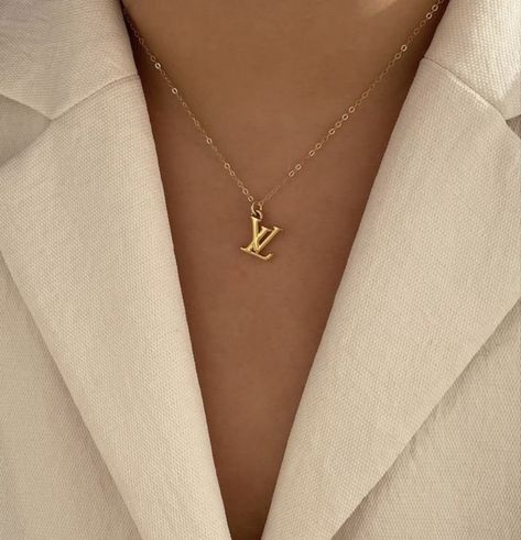 Gold Luxury Necklace, Expensive Gold Necklace, Lv Gold Necklace, Expensive Gold Jewelry, Necklace Expensive, Gold Necklace Aesthetic, Lv Necklace, Lv Jewelry, Louis Vuitton Necklace