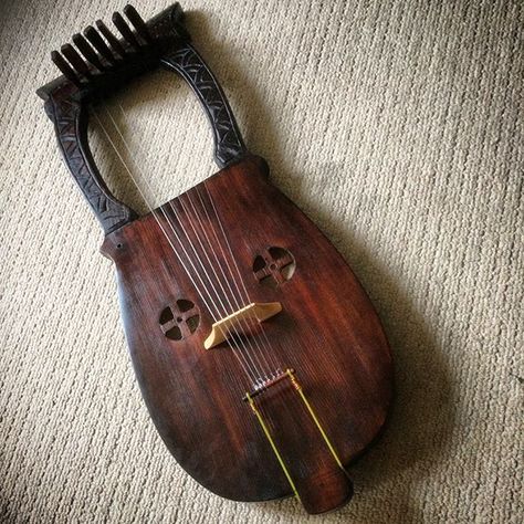 The Norwegian Kravik Lyre has been popularised by makers such as Sverre heimdal who has made over a hundred of these instruments and players such as Einar Selvik  in the band Wardruna. The original instrument was believed to date to the 13th Century and represents the late continuation of the plucked lyre in Northern Europe before multi stringed harps and various Bowed instruments took over. Kravik Lyre, Medieval Instruments, Ancient Instruments, Music Scales, Pagan Music, Wooden Instruments, Viking Accessories, Traditional Instruments, Diy Instruments