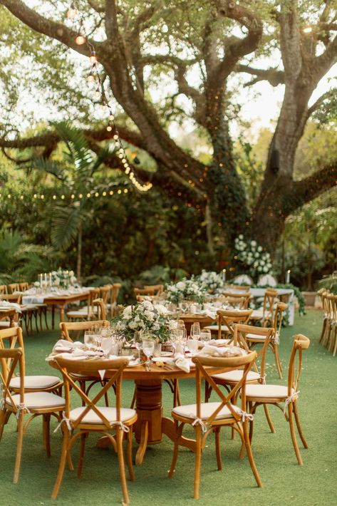 Neutral outdoor garden wedding reception at Villa Woodbine Farm Table Wedding, Outdoor Cocktail Party, Outdoor Cocktail Tables, Garden Chic Wedding, Miami Party, Snow Wedding, Outdoor Cocktail, Garden Wedding Reception, Rustic Wedding Reception