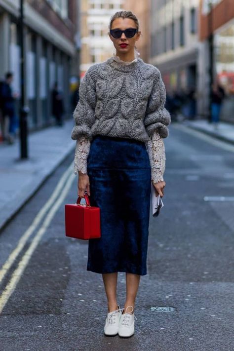 December Outfits, Velvet Midi Skirt, Stylish Winter Outfits, Layered Sweater, Rock Outfit, Color Sweater, Looks Street Style, Outfit Trends, Layering Outfits