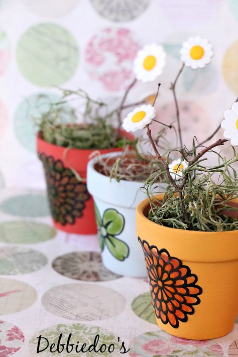 mini terra cott pots painted with chalky-paint Terracotta Pots Painted, Mini Terracotta Pots, Painted Bookshelves, Terra Cotta Pots, Painted Terra Cotta Pots, Garden Crafts Diy, Painted Flower Pots, Seashell Crafts, Dollar Store Crafts