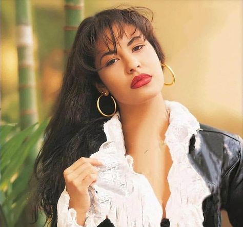 Selena Quintanilla Makeup, Selena Purple Outfit, Competition Makeup, Selena Quintanilla Outfits, Selena Quintanilla Fashion, Jon Cryer, Selena Pictures, Women Lawyer, Selena Q