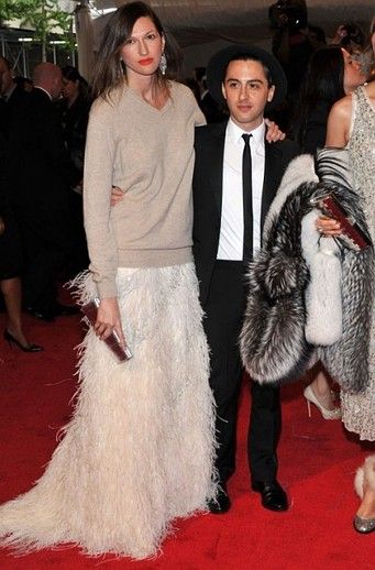 Jenna Lyons: Met Gala.  Oversize cashmere sweater with floor length feather skirt. Jenna Lyons Style, Gala Gowns, Jenna Lyons, Diva Dress, Feather Skirt, Anna Dello Russo, Lauren Bacall, Street Snap, Woman Style