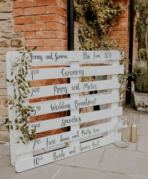 Pallet Wedding Decor, Pallet Wedding, Rustic Wedding Decorations, Fabulous Diy, Giant Balloons, Order Of The Day, Eco Friendly Wedding, Recycled Pallets, Greenery Wedding