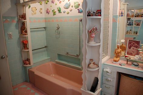 *squeeee* The tile. The shelves. The fish. The vanity. I want it all! (1953) 1950s Bathroom, Bathroom Retro, Mid Century Bathroom, Chic Kids, Retro Bathrooms, Retro Renovation, Casa Vintage, Vintage Bath, Vintage Bathrooms