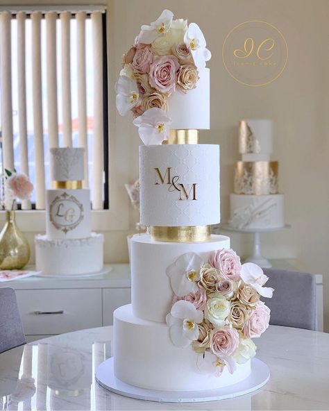 Modern Chic Wedding Cake, Latest Cake Designs, Iconic Cakes, Svadbene Torte, Latest Cake Design, Luxury Wedding Cake Design, White And Gold Wedding Cake, Pumpkin Pancake Recipe, White And Gold Wedding