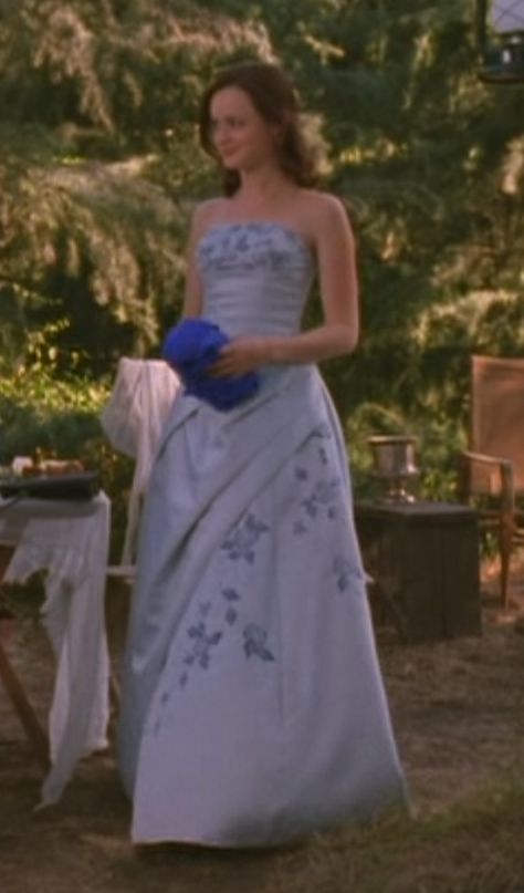 Rory's gown from the episode You Jump I Jump Jack, of the series Gilmore Girls. Rory Blue Dress, Rory Gilmore Formal Dress, Rory Gilmore Dress Blue, Rory Gilmore Dance Dress, Rory Gilmore Prom Dress, Rory Gilmore Dress, Rory Dress, Gilmore Style, Rory Gilmore Style