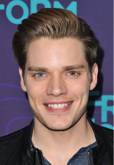 Dom arriving at #TCA16. #Shadowhunters Christian Ozera, Cassie Scerbo, Vampire Film, Shadowhunters Series, Celebrity Birthdays, Shadowhunters Tv Show, Dominic Sherwood, Thomas Doherty, Jace Wayland