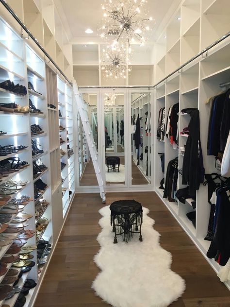 2 Story Closet, A Walk In Closet, Organiser Son Dressing, Dressing Room Closet, Walking Closet, Dream Closet Design, Walk In Closet Design, Luxury Closets Design, Closet Decor