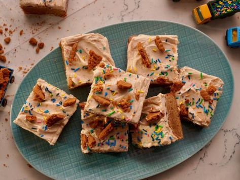 Get Thick Frosted Speculoos Cookie Bars Recipe from Food Network Speculoos Dessert Recipes, Speculoos Cookies, Cookie Bar Recipes, Brownie Bar, Dessert Bars, Cookie Bars, Bars Recipes, Om Nom, Food Network Recipes