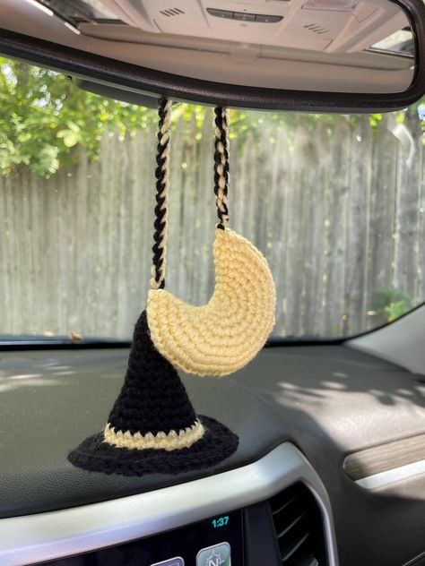 This witchy car charm is perfect for the Halloween season or all year long! Halloween Car Hanger Crochet, Witchy Crochet Ideas, Crochet Witch, Crochet Witchy Stuff, Crochet Car Hanger, Witchy Crochet, Clowns Halloween Decorations, Rear View Mirror Decor, Car Hangers