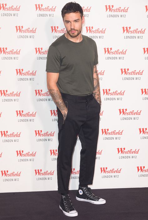 Liam Payne Men Converse Outfit, Low Top Converse Outfit, Tshirt Outfit Men, Black Converse Outfit Men, Westfield London, 2023 Fashion Trends, Walking Outfits, Urban Style Outfits, Rami Malek