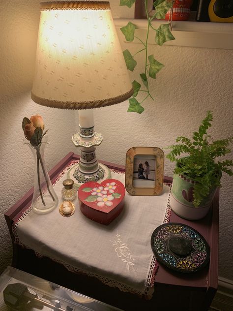 Boho Kpop Room, Bedside Table Inspo Aesthetic, Vintage Nightstand Decor, Grandma Core Room, Bedside Aesthetic, Dorm Room Vintage, 1950s Bedroom Decor, Bedside Tables Ideas, Bedside Table Aesthetic