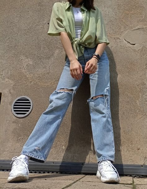 New Balance 452 Outfit, Outfit New Balance, New Balance 452, Outfit 2022, Sweet Shirt, Vintage Inspiration, White Aesthetic, Ripped Jeans, Me Too Shoes