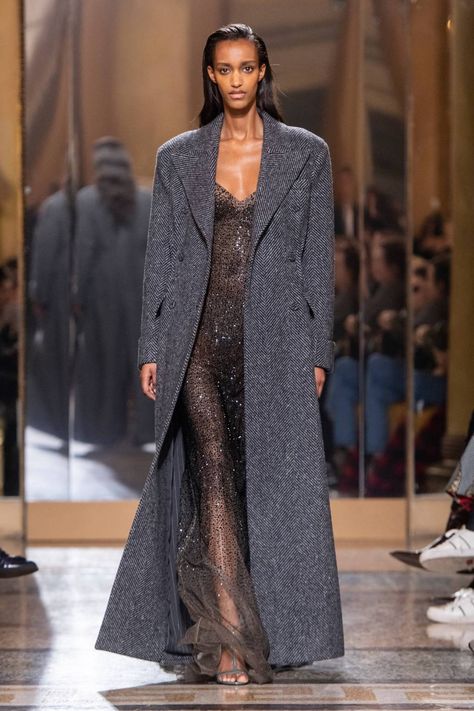 Aw23 Trends, Oversized Coats, Fashion Trend Forecast, 90s Runway Fashion, Mode Abaya, Winter Vest, Estilo Chic, Ermanno Scervino, Winter 2023