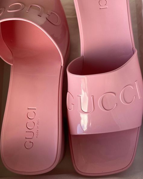 Gucci Sandals Outfit, Pink Kitten Heels, Gucci Pink, Gucci Sandals, Shoes Gucci, Sandals Outfit, Rubber Sandals, Princess Aesthetic, Womens Slides