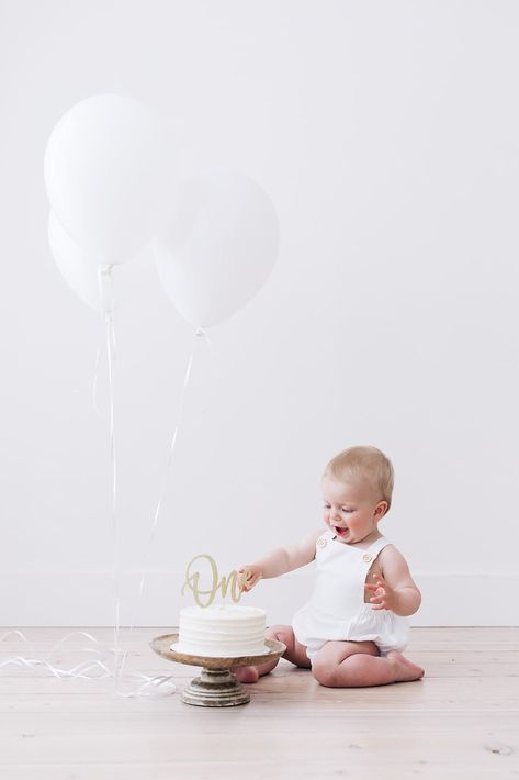 At Home First Birthday Photoshoot, 1 Year Birthday Photoshoot Studio, 1st Birthday Indoor Photoshoot, First Birthday Indoor Photoshoot, Minimalist 1st Birthday Photoshoot, Minimalist First Birthday Photoshoot, One Year Old Studio Session, Indoor First Birthday Pictures, Neutral Smash Cake