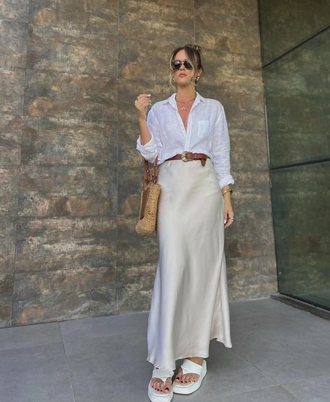 Long Silk Skirt Outfit, Silk Skirt Outfit Summer, White Satin Skirt Outfit, Satin Skirt Outfit Summer, Beige Skirt Outfit, Minimalist Summer Outfits, Silk Skirt Outfit, Long Satin Skirt, Long Silk Skirt