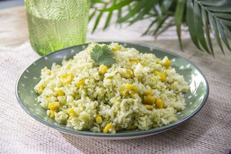 Atrévete a cambiar los sabores en tu mesa, haz este arroz poblano y disfruta del sabor de México en familia. Chile Poblano, Mexican Food, Mexican Food Recipes, Dinner Recipes, Rice, Favorite Recipes